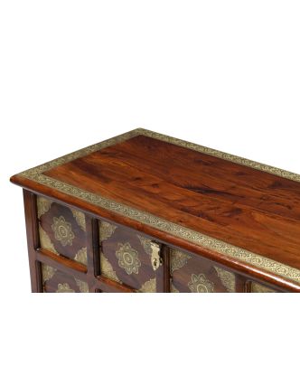 Truhla z palisandrového dreva zdobená mosadzným kovaním, 105x50x50cm